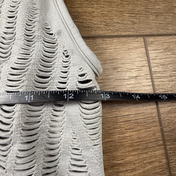 Alo Yoga Women's Vixen Fitted Tank Top Engineered Cut-Out Gray Size M Athletic - Picture 5 of 9